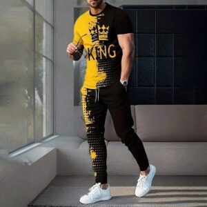مجموعة بدلة رياضية رجالية ذات طراز شارع أزياء راقية، للخريف والصيف الخارجي، بتصميم طباعة تيجان الملك باللونين الأسود والأصفر، وتي شيرت بياقة طاقم وأكمام قصيرة وبنطال طويل بسحاب